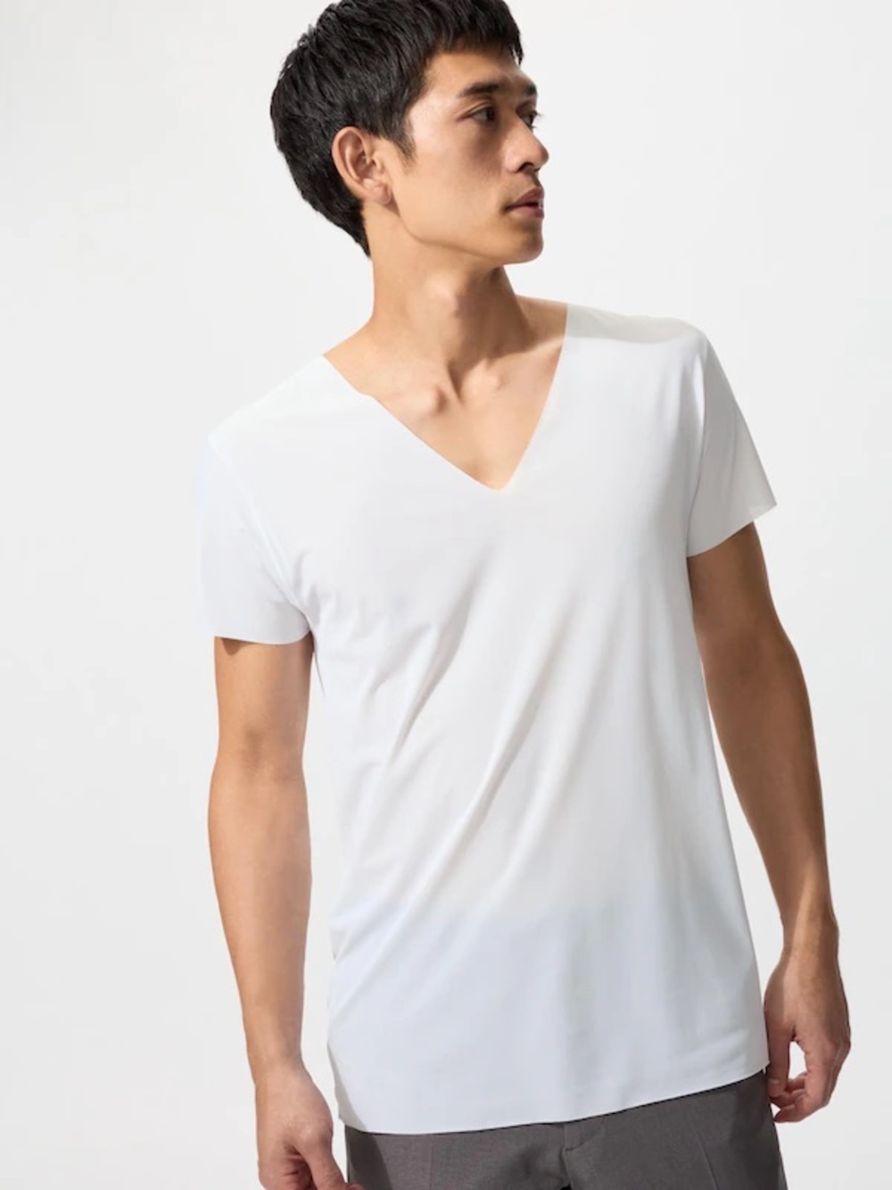 Uniqlo Men's Mesh White V-Neck Short Sleeve Shirt